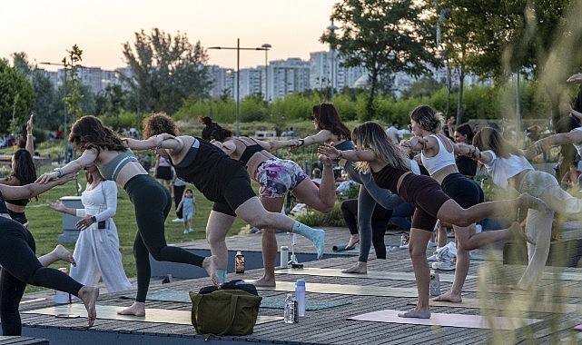 Karşıyaka Belediyesi, Dünya Yoga Günü kapsamında Bostanlı sahilinde yoga buluşması