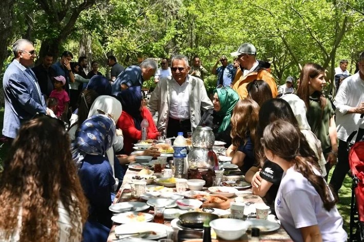Kayseri Büyükşehir Belediye Başkanı Dr. Memduh Büyükkılıç, eşi Necmiye Büyükkılıç,