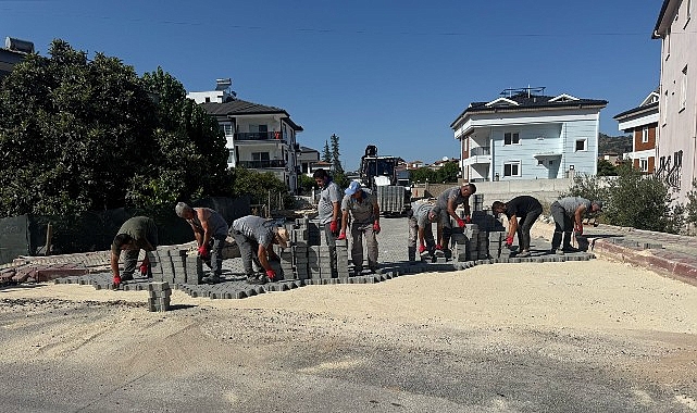 Kemer Belediyesi Fen İşleri Müdürlüğü ekipleri, Kuzdere Mahallesi’nde parke taşı