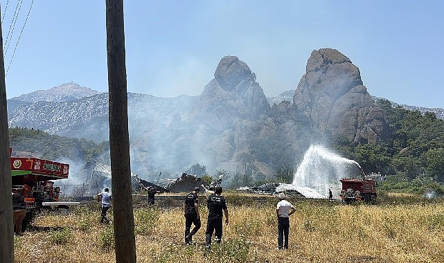 Kemer’de henüz belirlenemeyen bir nedenle çalılık alanda çıkan yangın büyümeden