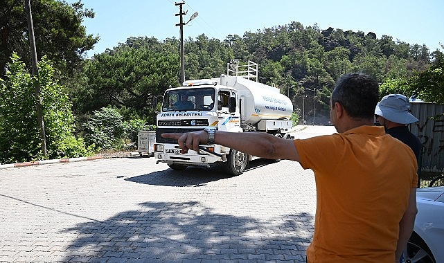 Kemer'de henüz belirlenemeyen bir nedenle çıkan orman yangını, ekiplerin müdahalesiyle