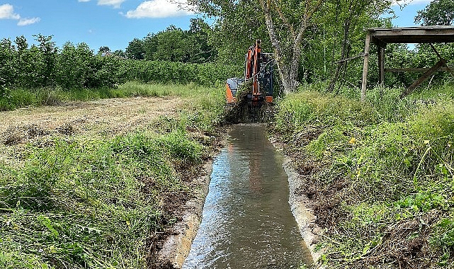 Büyükşehir ekipleri, tarlalara suyun kesintisiz ulaşması için kanal içindeki toprak,
