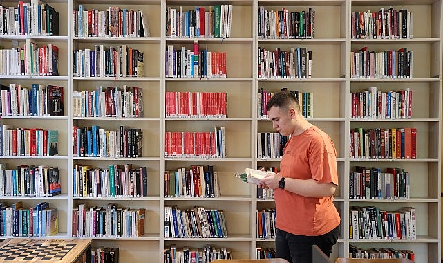 Buca Belediyesi Cumhuriyet Kütüphanesi’nin müdavimi Asil Saygın (16), kitap sevgisiyle
