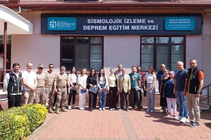 Kocaeli Büyükşehir Belediyesi, toplumun tüm kesimlerinde deprem bilincinin oluşması için