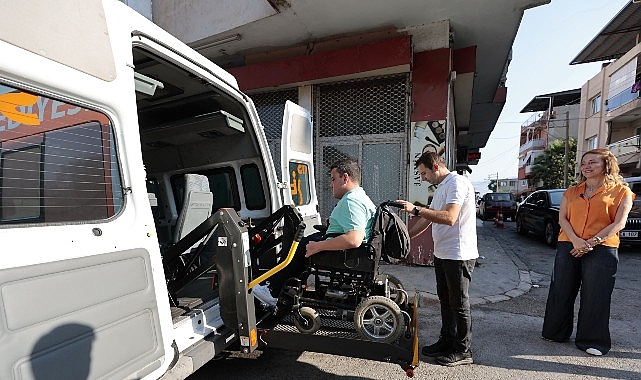 Konak Belediyesi’nin hayata dokunan hizmeti Engelsiz Servis, bu kez genç