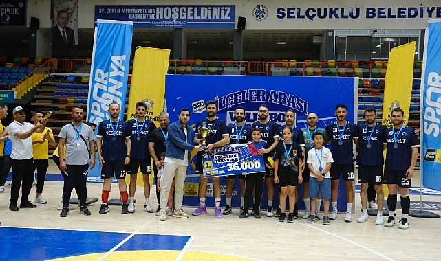 Konya Büyükşehir Belediyesi tarafından düzenlenen İlçeler Arası Voleybol Turnuvası’nda büyük
