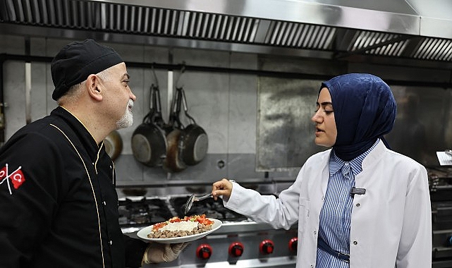 Bağcılar Belediyesi’nde görevli diyetisyen Kübra Kaynar, vatandaşlara sağlıklı et tüketimi
