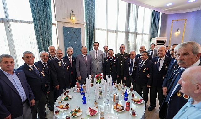 Manisa protokolü, Kurban Bayramı öncesi arife gününde Öğretmenevi’nde bayramlaştı.