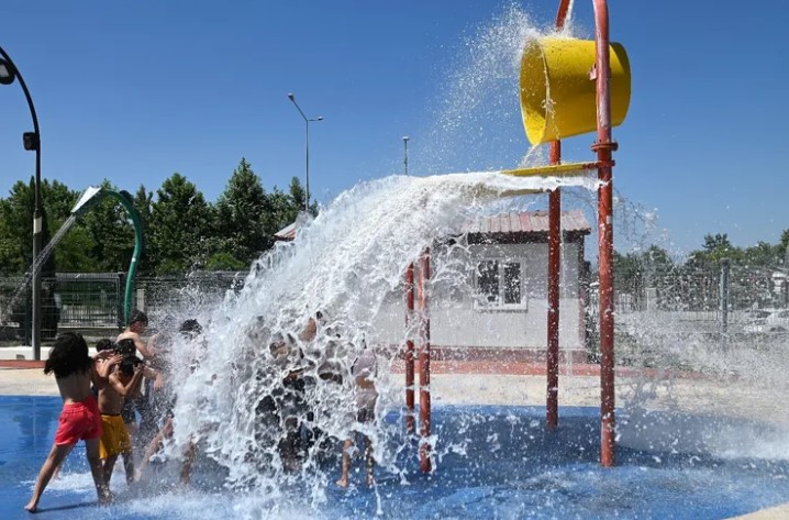 Manisa Büyükşehir Belediyesi, yaz tatilinin başlamasıyla Atatürk Kent Parkı’ndaki Fresh