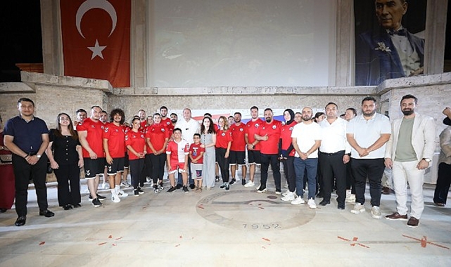 Menderes Belediyesi spor okulları açılışını coşkulu bir gece ile gerçekleştirdi.