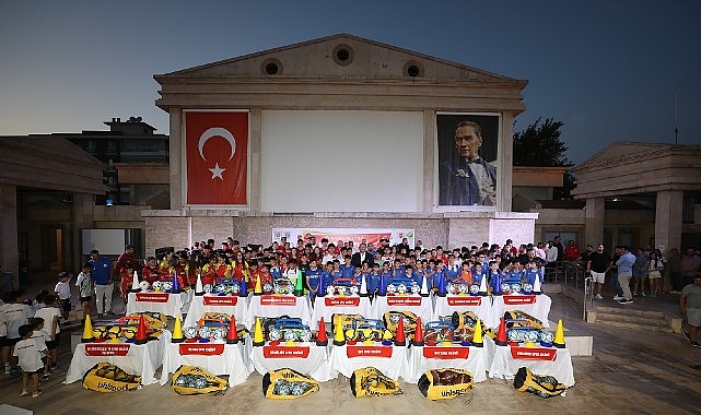 Menderes Belediyesi, amatör kulüplere destek gecesi düzenleyerek malzeme yardımı yaptı.