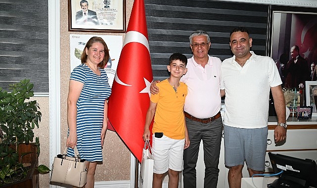 Ortaokul Öğrencisi Efe Gögeş, Kemer Belediye Başkanı Necati Topaloğlu’nu makamında
