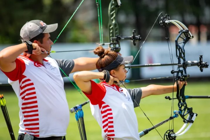 Muğla Büyükşehir Belediyesi Spor Kulübü’nün milli okçuları Hazal Burun ve