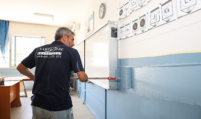 Narlıdere Belediyesi, yaz tatilin başlamasıyla birlikte, talep eden okullarda boya,