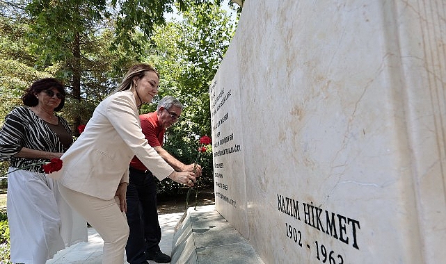 Konak Belediye Başkanı Nilüfer Çınarlı Mutlu, Kültürpark’taki Nazım Hikmet anmasında