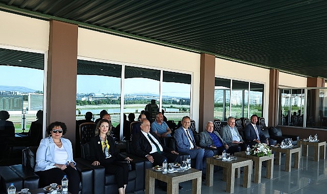 Nilüfer Belediye Başkanlığı adına Osmangazi Hipodromu’nda düzenlenen koşunun kazananı jokeyliğini