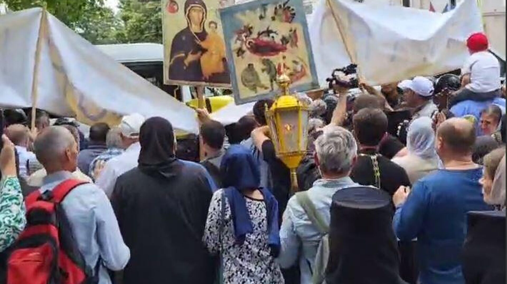 Kişinev'de LGBT destekçileri ile geleneksel değerleri savunanları karşı karşıya getiren