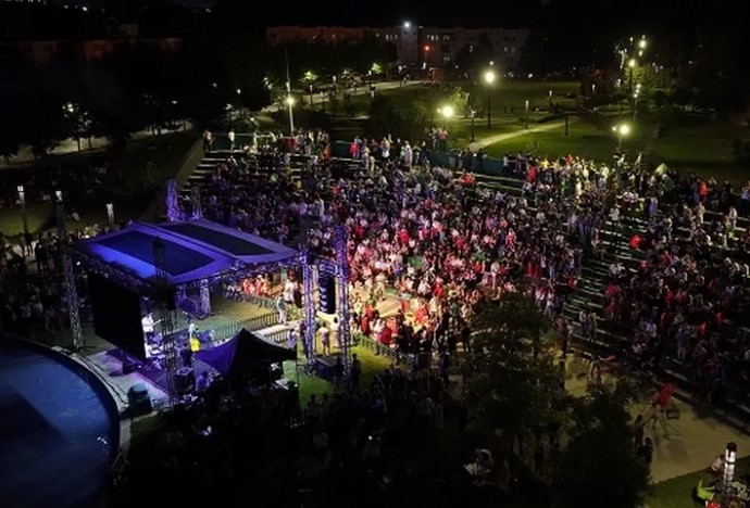 Büyükşehir Belediyesi’nin “Yaz Seninle Güzel” sloganıyla başlattığı yaz konserleri, renkli