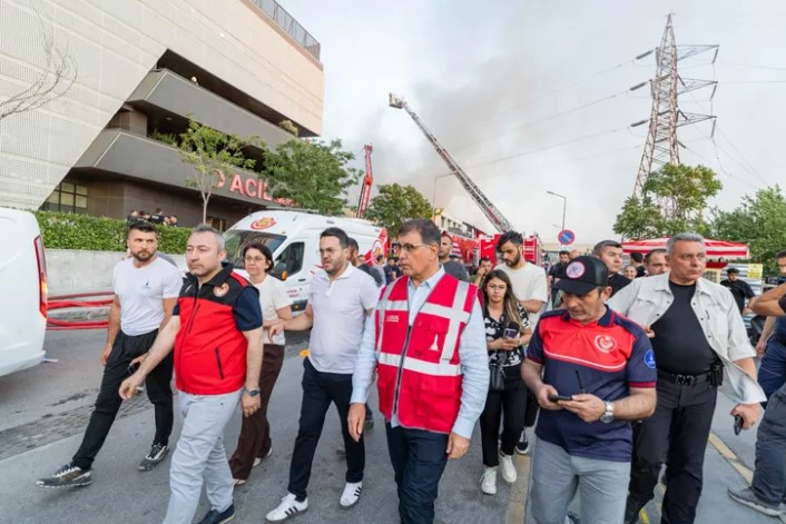 İzmir'de Medicana Hastanesi yakınındaki plastik deposunda çıkan yangın, ekiplerin hızlı