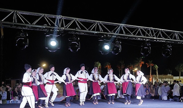 Ayvalık’ta bu yıl 22’ncisi düzenlenen Sarımsaklı Trophy Halk Oyunları Festivali,