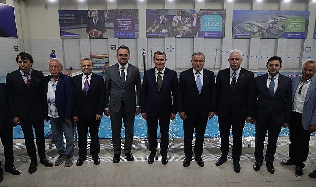 Zeytinburnu Belediyesi tarafından yapımı tamamlanan Zeytinburnu Veliefendi Yüzme Havuzu’nun açılışını