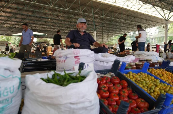 Ankara Keçiören Belediyesi, çiftçilerin ürettiği taze sebze ve meyveleri aracısız