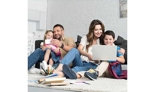 Okulların kapanmasıyla birlikte çocuklar zamanlarını akıllı telefon, tablet ve bilgisayar