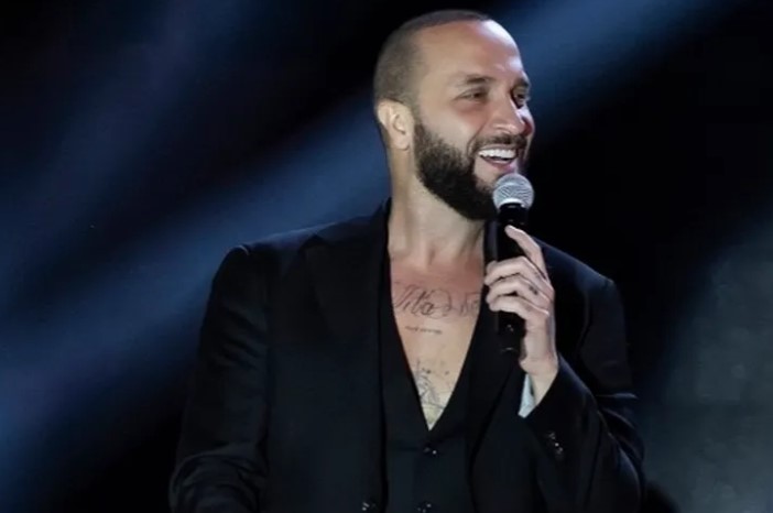 İzmir Alaçatı’nın popüler mekânlarından Cahide Alaçatı, yaz sezonunu güçlü sesi