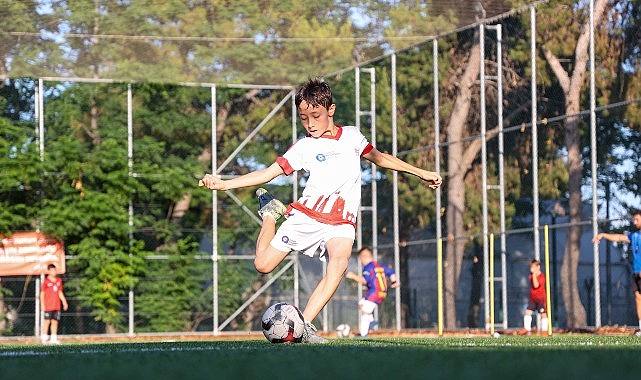 Antalya Büyükşehir Belediyesi’nin çocuklara yönelik olarak düzenlediği Futbol Akademisi’nde yeni