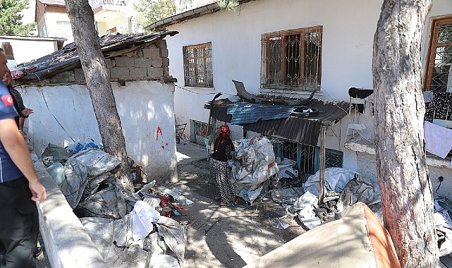 Sivas Belediyesi tarafından mahalle araları, boş arsalar ve metruk binalarda