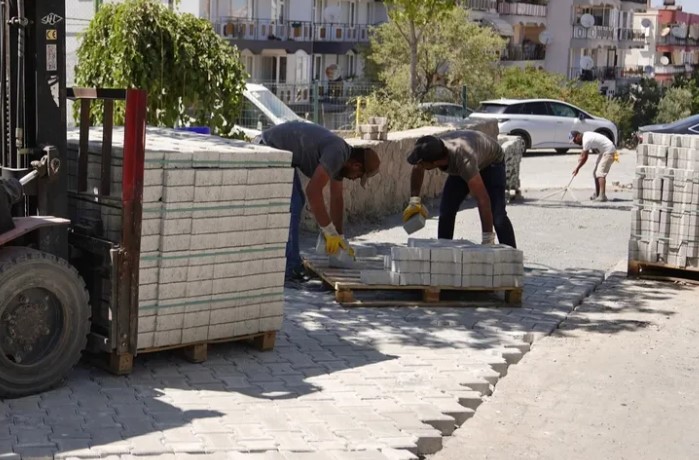 Balıkesir Ayvalık Belediyesi ekipleri, sokak sokak yürüttükleri çalışmalarla vatandaşların günlük