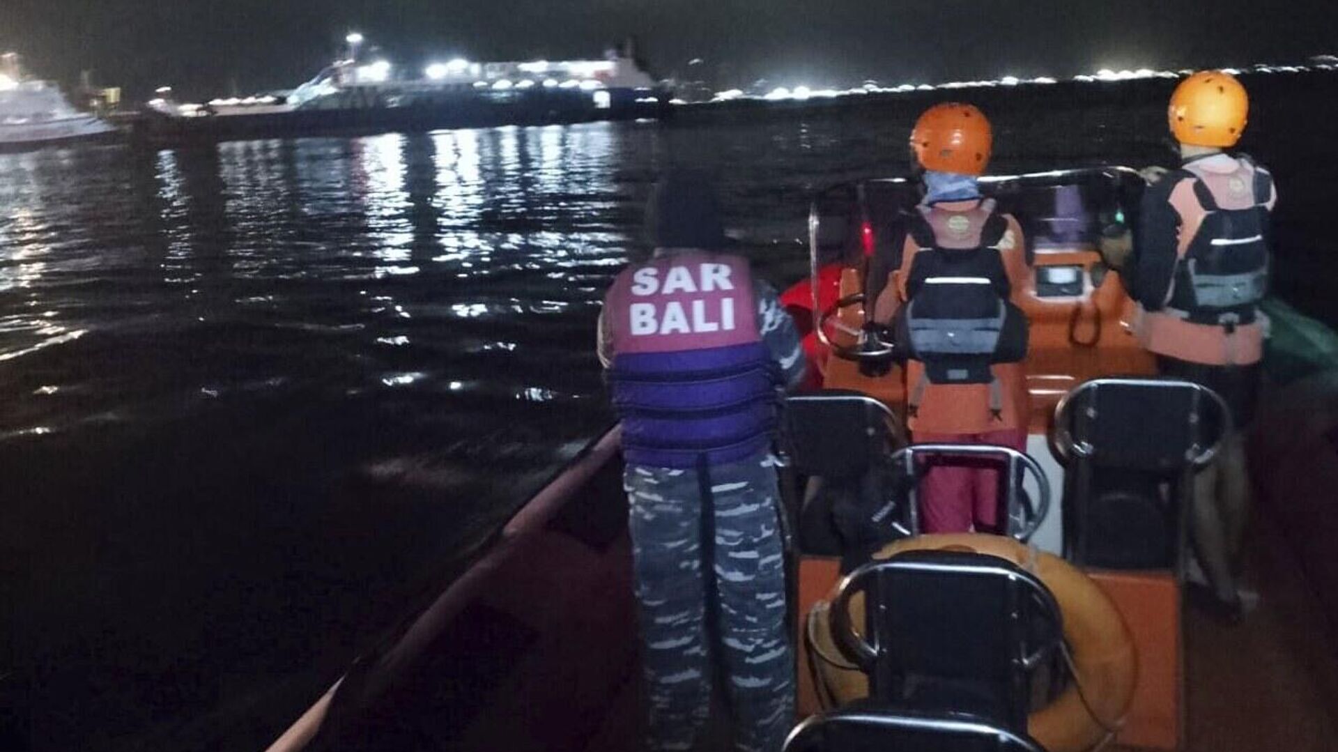 Bali adası açıklarında feribot battı, en az 61 kişinin kaybolduğu