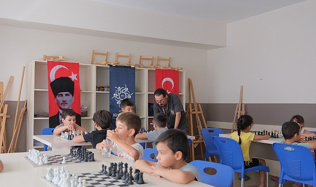 Aydın Büyükşehir Belediyesi’nin yaz kursları kapsamında düzenlediği satranç eğitimleri, çocuklara
