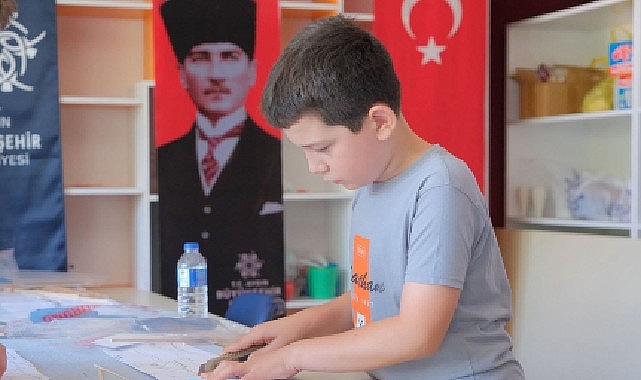 Aydın Büyükşehir Belediyesi, yaz kursları kapsamında düzenlediği model uçak eğitimleriyle