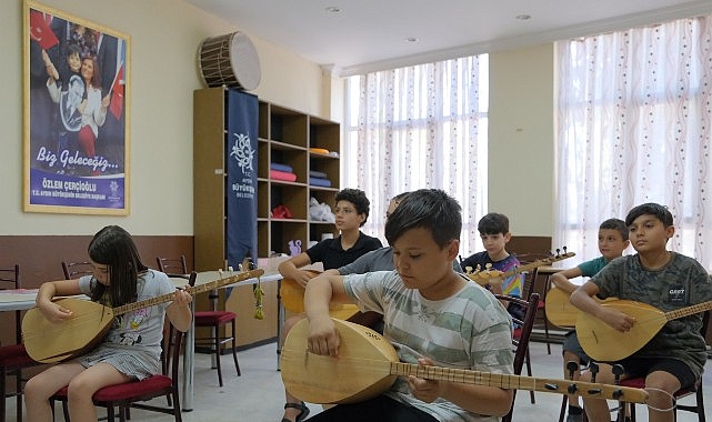 Aydın Büyükşehir Belediyesi’nin yaz kursları kapsamında düzenlediği bağlama eğitimleri, çocuklar ve gençler