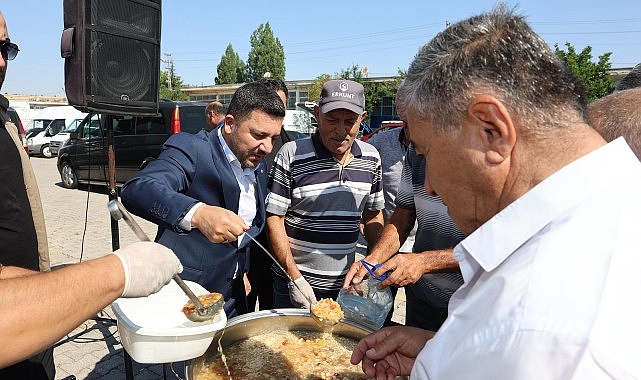 Nevşehir Belediye Başkanı Rasim Arı, Zahire pazarında düzenlenen aşure günü