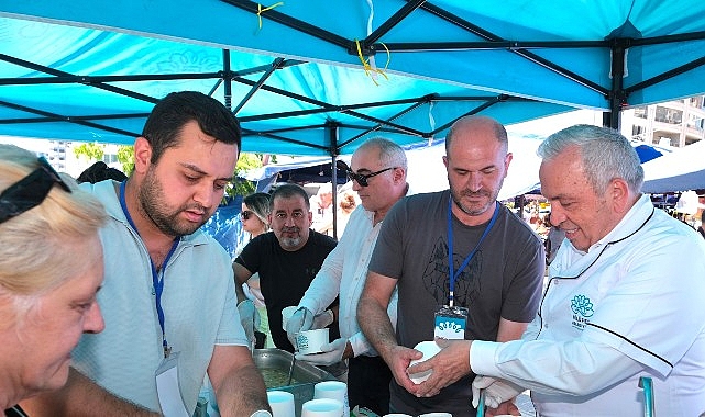 Nilüfer Belediye Başkanı Şadi Özdemir, Ataevler Mahallesi’ndeki aşure dağıtımına katıldı.