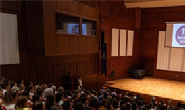 Yuvamız İzmir Çocuk Etkinlik Merkezleri Hizmet İçi Eğitim Semineri’nde konuşan