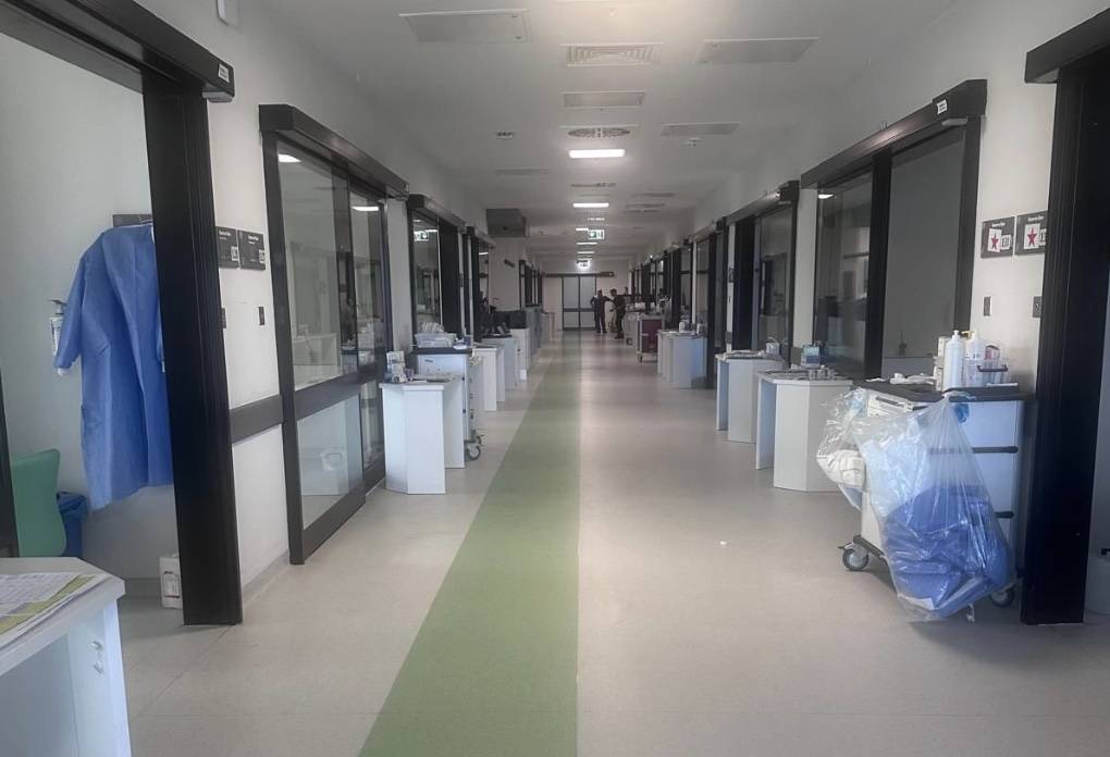 İzmir Bayraklı Şehir Hastanesinde başhekimlik tarafından hemşirelerin oturduğu sandalyelerin toplatılması