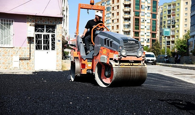 Bayraklı Belediyesi, yol yenileme çalışmaları kapsamında ilçenin 24 mahallesinde asfaltlama