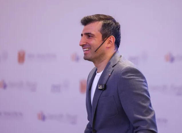 NeXT Sosyal platformunun kurucusu Selçuk Bayraktar, siyasi parti genel başkanları