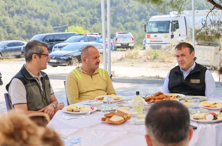 Bilecik Valisi Faik Oktay Sözer, orman yangınlarıyla mücadelede görev yapan