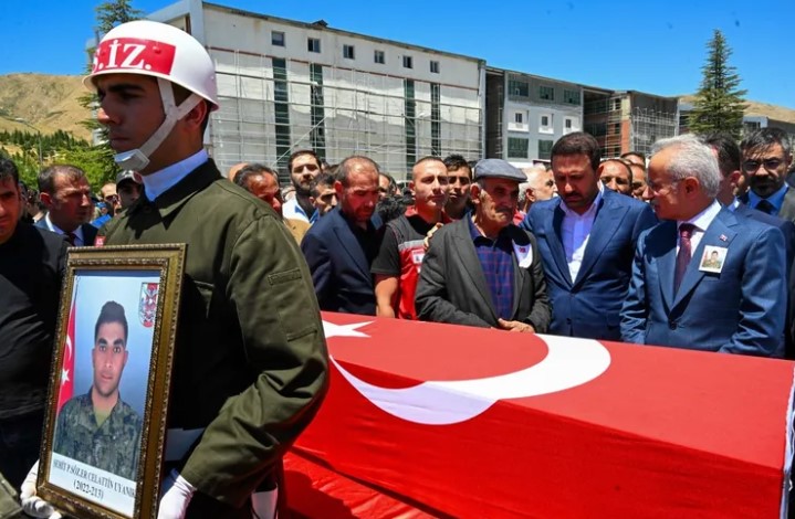 Ulaştırma ve Altyapı Bakanı Abdulkadir Uraloğlu, Pençe-Kilit Harekâtı bölgesinde görev