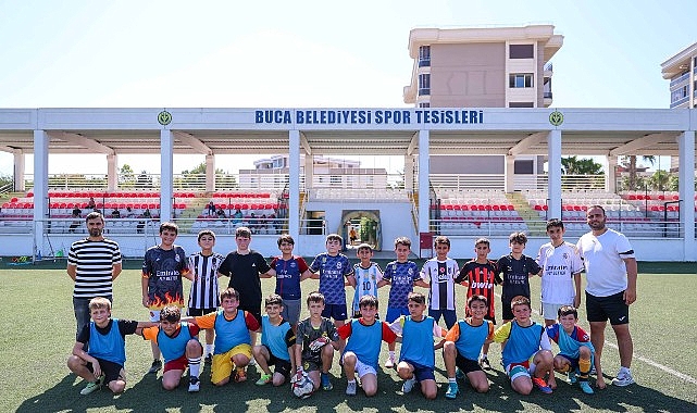 Buca Belediyesi’nin yaz döneminde ücretsiz olarak açtığı futbol kurslarına çocuklar