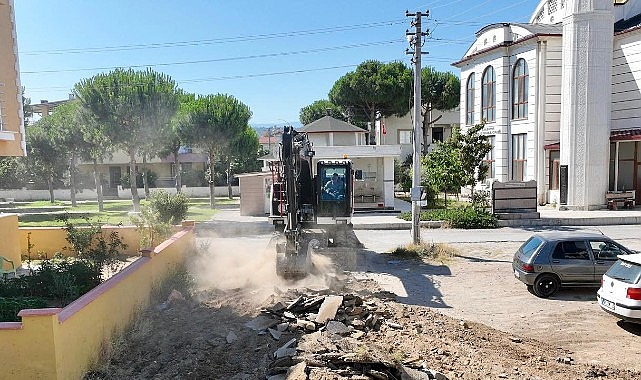 Burhaniye Belediyesi Fen İşleri Müdürlüğü ekipleri, ilçenin çeşitli mahallelerinde altyapı