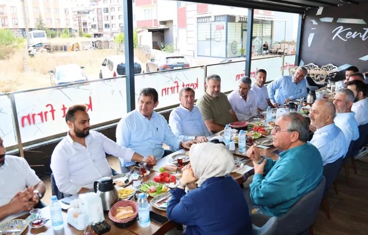 Kocaeli Gebze Belediye Başkanı Zinnur Büyükgöz, esnaf buluşmaları kapsamında Barış