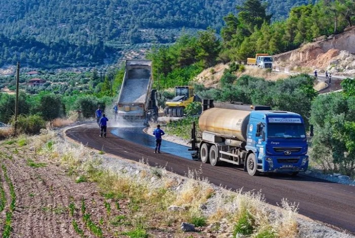 Denizli Büyükşehir Belediyesi, kırsal mahallelerde yürüttüğü ulaşım yatırımları kapsamında Kale