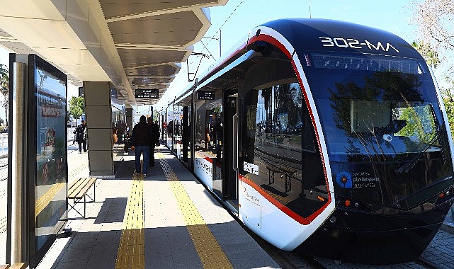 Antalya Büyükşehir Belediyesi’ne ait resmi plakalı toplu ulaşım araçları ve