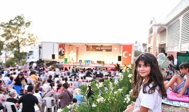 Çiğli Belediyesi’nin yaz boyunca sürdürdüğü kültürel etkinlikler, mahalle sakinlerini sanatla