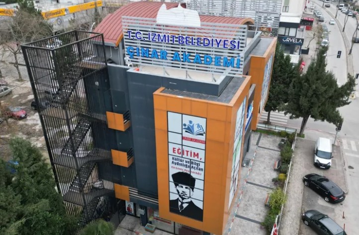 İzmit Belediyesi Kadın ve Aile Hizmetleri Müdürlüğü bünyesindeki Çınar Akademi,